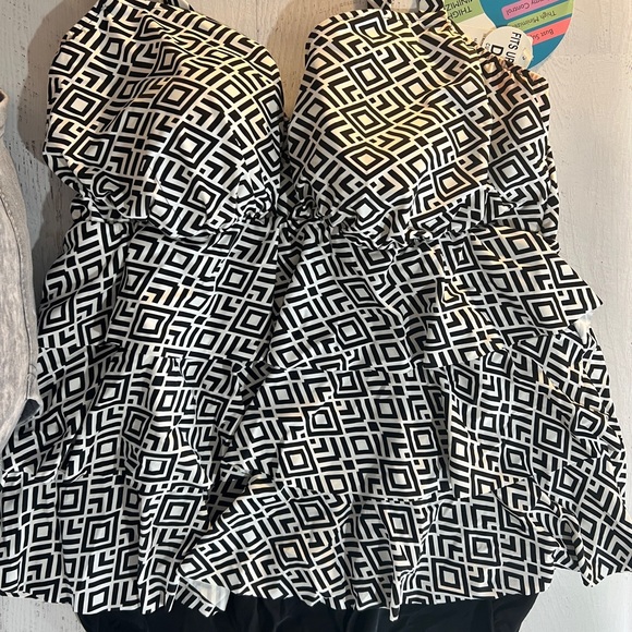 Swim Solutions Monochrome Geometric One Piece swim suit, nwt, 24w - Picture 3 of 10